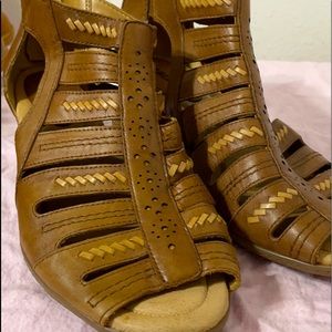 Earth brand open toe wedges SIZE 8W